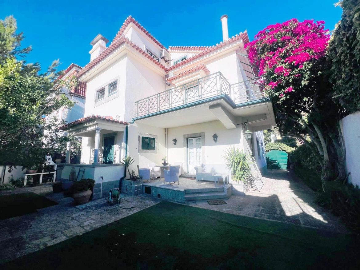 Charm Villa in Parede-Beach